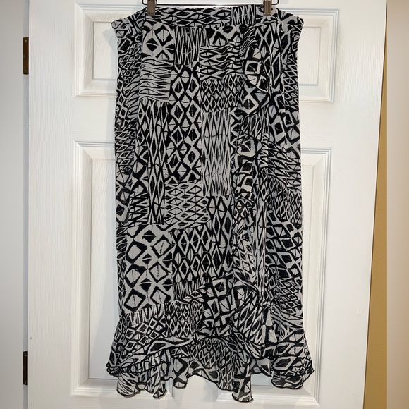 Cato Dresses & Skirts - Cato Black and White Asymmetrical Trumpet Midi Skirt. Size Large. EUC